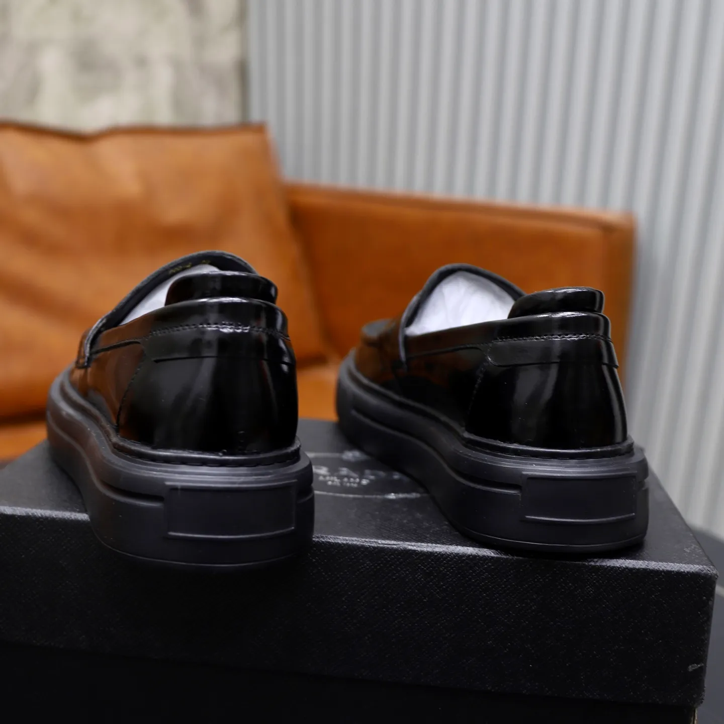 Ex-factory price: 500💰🙅‍♂️🙅‍♂️🙅‍♂️ Brand: PRADA Standard code: Men's code 38-44 (45 can be customized) Grade: Same style as the official website Original order quality Material: Original cowhide surface Comfortable lining Original outsole Style category: Men's fashionable casual leather shoes Distinguished big-name luxury elements Top luxury Color: Color of the actual picture